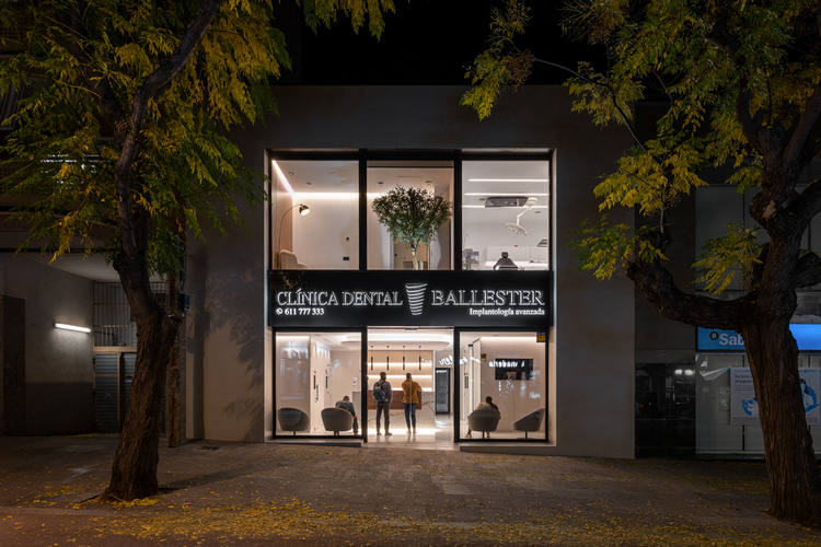 fachada de clínica dental ballester en noche