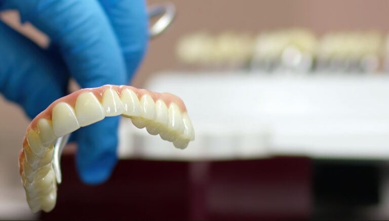 prótesis dental mal ajustada