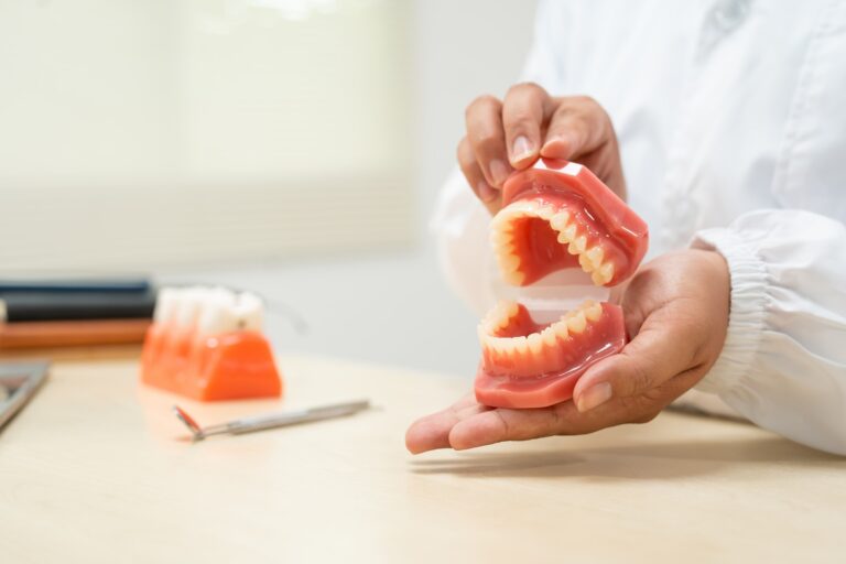 implantes dentales o prótesis removibles